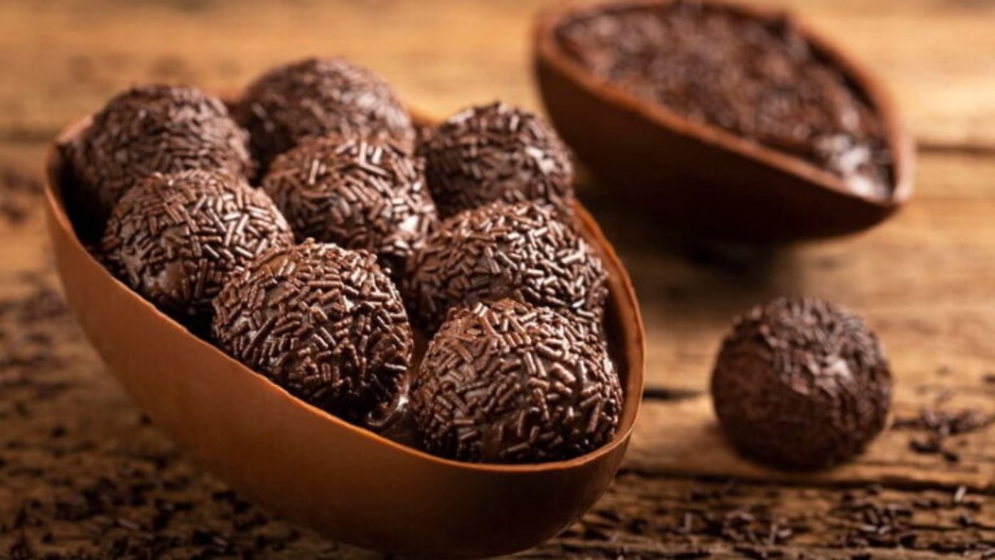 ovo-de-pascoa-de-chocolate-recheado-com-brigadeiros_434193-4886